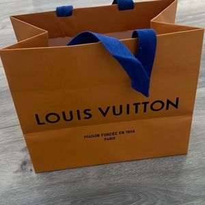 Louis Vuitton paper bag small size 9,5”x8”x6”